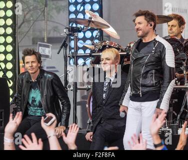 New York, NY, STATI UNITI D'AMERICA. Xvii Sep, 2015. John Taylor, Andy Rhodes, Simon Le Bon, Roger Taylor sul palco per la NBC Today Show concerto con i Duran Duran, Rockefeller Plaza di New York, NY, 17 settembre, 2015. Credito: Lee/Everett raccolta/Alamy Live News Foto Stock