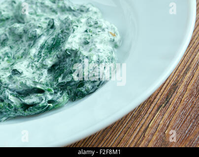 Yogurt iraniano e gli spinaci Dip - Borani Foto Stock