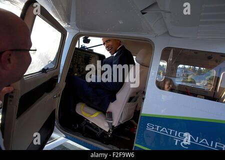 Stati Uniti Il presidente Barack Obama prende uno sguardo a un Cessna privato float plane Settembre 1, 2015 a Anchorage in Alaska,. Foto Stock