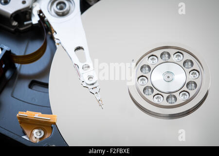 Parti interne di un hard disk HDD. Vista ingrandita del cilindro hdd. Foto Stock