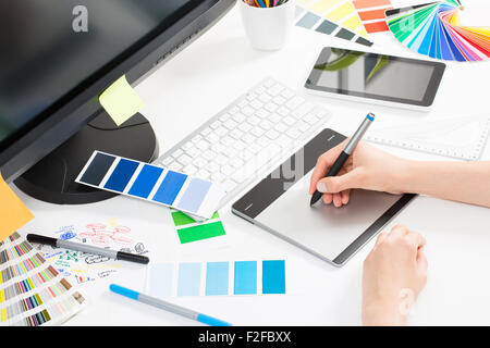 Graphic designer al lavoro. Campione di colore dei campioni. Foto Stock