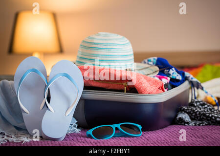 Aprire la valigia con i vestiti in camera da letto. Vacanze Estate concetto. Foto Stock