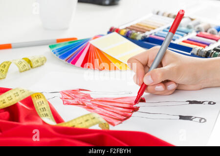 Fashion designer che lavora in studio. Close up design. Foto Stock