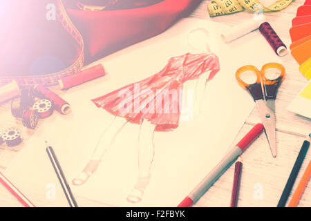 Fashion designer che lavora in studio. Close up design. Foto Stock