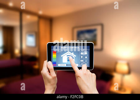 Home remota sistema di controllo su una tavoletta digitale o telefono cellulare. Foto Stock