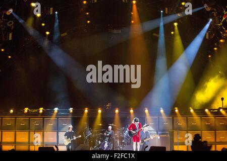 Chicago, Illinois, Stati Uniti d'America. Xv Sep, 2015. Il chitarrista ANGUN GIOVANI DI AC/DC suona dal vivo durante la roccia o busto tour a Wrigley Field a Chicago, Illinois © Daniel DeSlover/ZUMA filo/Alamy Live News Foto Stock