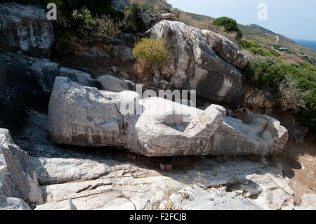 Kouros di Apollonas, incompiuto statua in marmo risalente al VI secolo a.c. in antica cava sull' isola Greca di Naxos Foto Stock