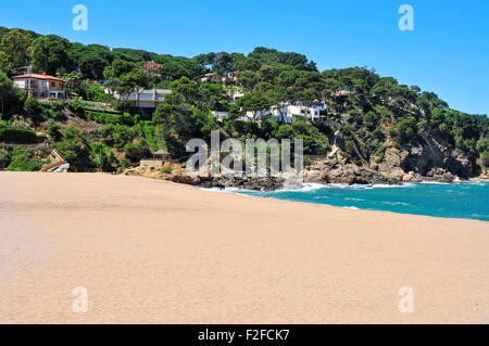 Una vista di Sa Riera beach in Begur in Costa Brava Catalogna Foto Stock