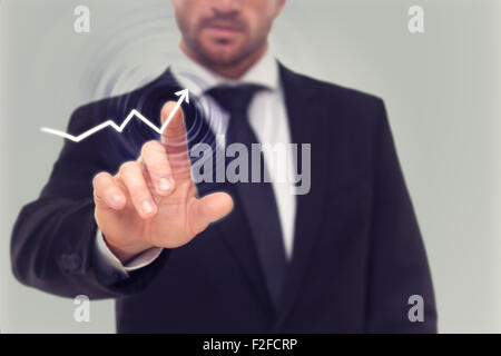 Imprenditore disegnare una freccia sullo schermo Foto Stock