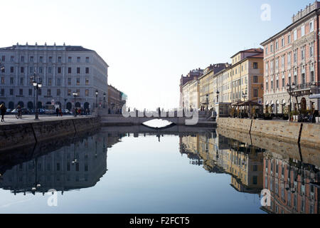 Vista del Ponte rosso a Trieste, Italia Foto Stock