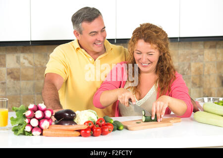 Di mezza età matura in cucina Foto Stock