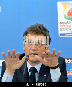 Johannesburg, Sud Africa. Xxi Nov, 2008. Il Segretario Generale della FIFA Jerome Valcke (L) partecipa a una conferenza stampa a Johannesburg, Sud Africa, 21 novembre 2008. Un giorno prima per il disegno dei gruppi per la Confed Cup, Valcke ha lodato la Coppa del Mondo paese ospitante in Sud Africa. Foto: Gero Breloer/dpa/Alamy Live News Foto Stock