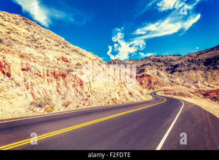 Vintage stilizzata country road in USA, il concetto di viaggio. Foto Stock