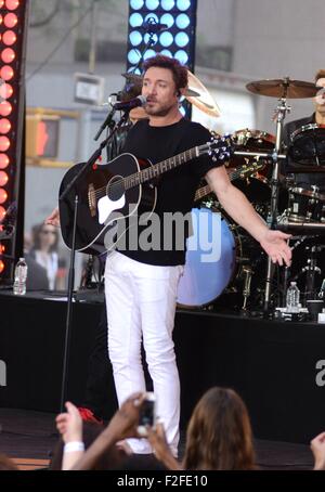 New York, NY, STATI UNITI D'AMERICA. Xvii Sep, 2015. Simon Le Bon sul palco per la NBC Today Show concerto con i Duran Duran, Rockefeller Plaza di New York, NY, 17 settembre, 2015. Credito: Derek Storm/Everett raccolta/Alamy Live News Foto Stock