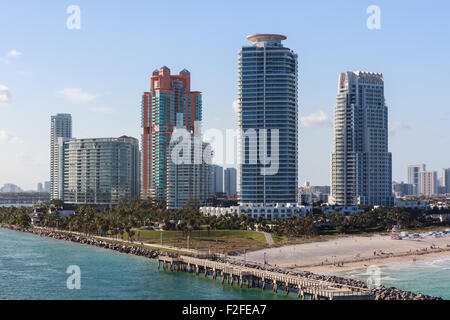 Torri di condominio a Portofino e Continuum in South Beach, FL, Stati Uniti d'America. Foto Stock