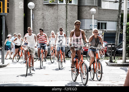 I turisti a cavallo di biciclette in villa olimpica, Barcellona Foto Stock