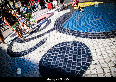 Miro il mosaico in mezzo alla Rambla Foto Stock