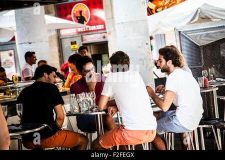 Vista interna del La Boqueria, per bere e socializzare e Foto Stock