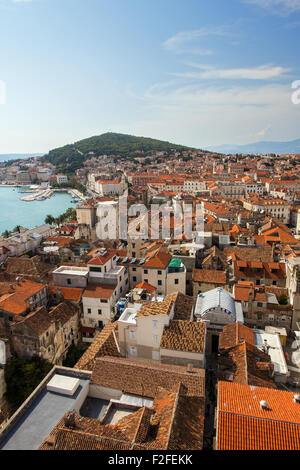 Vista della divisa storica del palazzo di Diocleziano, la città vecchia e la collina di Marjan, dall'alto in Croazia. Foto Stock