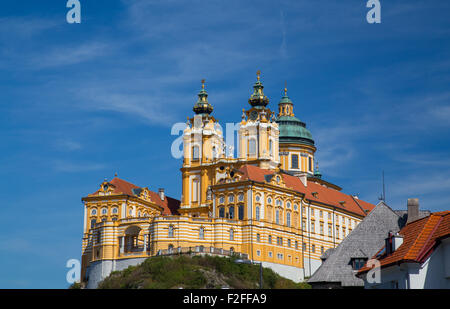 L'esterno dell'Abbazia di Melk in Austria durante il giorno in estate. Vi è spazio per il testo. Foto Stock