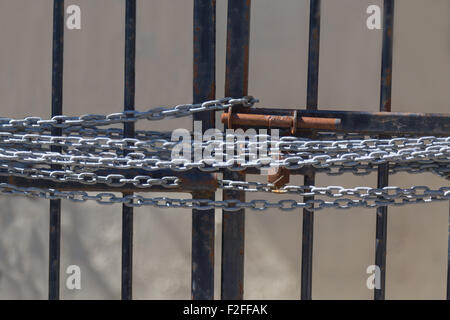 Una catena su un cancello che impedisce l'accesso all'interno Foto Stock