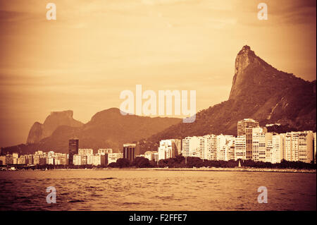 Seppia vista di Rio de Janeiro sul lungomare della città visto dalla Baia Guanabara con monte Corcovado in background, Brasile. Foto Stock