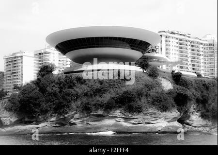 Niteroi Museo di Arte Contemporanea a Boa Viagem Beach in Niteroi, Rio de janeiro, Brasile. Foto Stock