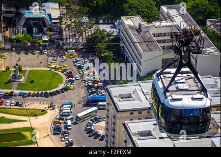 Cavo tettuccio cabina che si muove su una città, Rio de Janeiro, Brasile Foto Stock