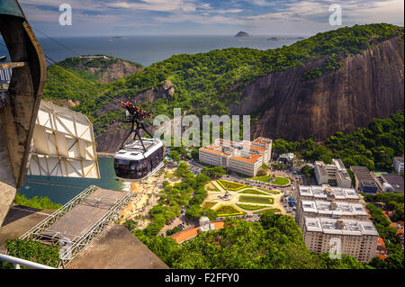 La funivia si spostano su un area residenziale, Urca, Rio de Janeiro, Brasile Foto Stock