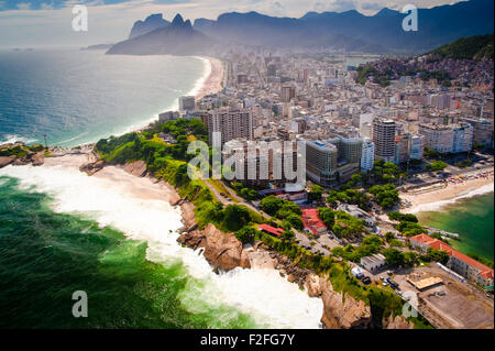 Edifici presso il lungomare, la spiaggia di Ipanema e Copacabana Beach, Rio de Janeiro, Brasile Foto Stock