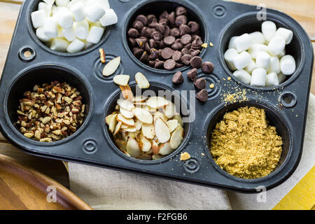 Condimenti per caramello mele su pirottini di vassoio. Foto Stock