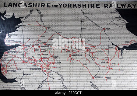 Piastrellate storico Lancashire e Yorkshire railway mappa del percorso presso la stazione di Victoria in Manchester Foto Stock