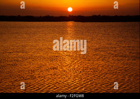 Il lago al tramonto, punto nero Wildlife Drive, Merritt Island National Wildlife Refuge, Titusville, Florida, Stati Uniti d'America Foto Stock