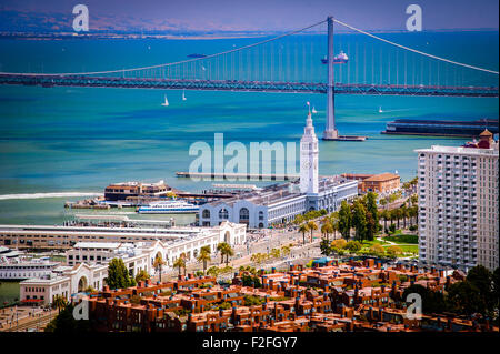 Angolo alto vista dell edificio traghetto sul lungomare con il Golden Gate bridge in background visto dalla Coit Tower, San Francisco, Cal Foto Stock