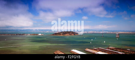 Vista panoramica dell'isola del tesoro nella Baia di San Francisco, visto dalla Coit Tower, California, U.S.A. Foto Stock