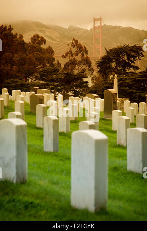 Vista panoramica di tombe in San Francisco nazionale cimitero militare con il Golden Gate bridge in background, California, U.S.A. Foto Stock