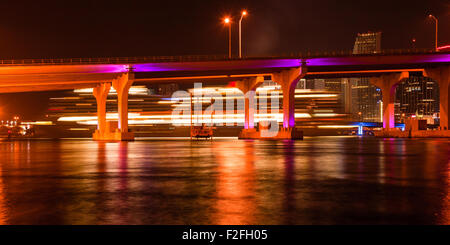 Ponte attraverso l'Oceano Atlantico, il MacArthur Causeway Bridge, Miami, Miami-Dade County, Florida, Stati Uniti d'America Foto Stock