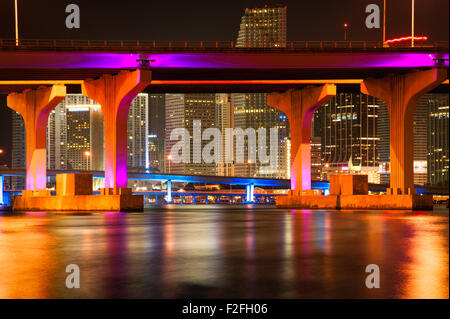 Ponte attraverso l'Oceano Atlantico, il MacArthur Causeway Bridge, Miami, Miami-Dade County, Florida, Stati Uniti d'America Foto Stock