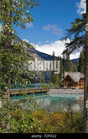 Lodge vista sul Lago Smeraldo, Parco Nazionale di Yoho, Sito Patrimonio Mondiale dell'UNESCO, montagne rocciose, British Columbia, Canada. Foto Stock