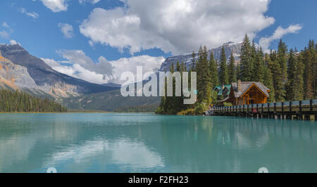 Lodge at Lago Smeraldo, Parco Nazionale di Yoho, Sito Patrimonio Mondiale dell'UNESCO, montagne rocciose, British Columbia, Canada, America del Nord. Foto Stock