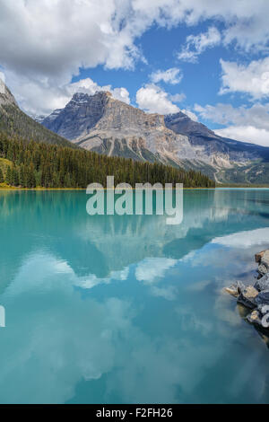 Scenic riflessioni sul Lago Smeraldo, Parco Nazionale di Yoho, Sito Patrimonio Mondiale dell'UNESCO, montagne rocciose, British Columbia, Canada. Foto Stock