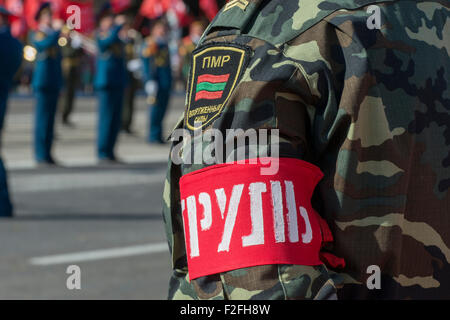 Soldato con fascia da braccio - XXV anniversario della Pridnestrovian Repubblica Moldava PMR, Transnistria URSS sovietica Moldavia Foto Stock