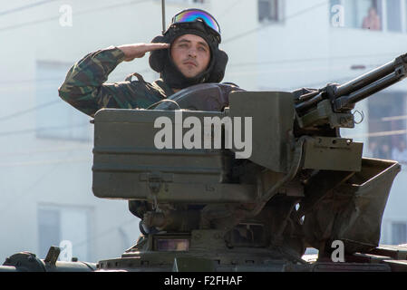 Soldato nel serbatoio salutando e sfilando - XXV anniversario della Pridnestrovian Repubblica Moldava PMR Transnistria URSS sovietica Foto Stock