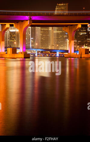 Ponte attraverso l'Oceano Atlantico, il MacArthur Causeway Bridge, Miami, Miami-Dade County, Florida, Stati Uniti d'America Foto Stock