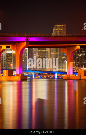 Ponte attraverso l'Oceano Atlantico, il MacArthur Causeway Bridge, Miami, Miami-Dade County, Florida, Stati Uniti d'America Foto Stock