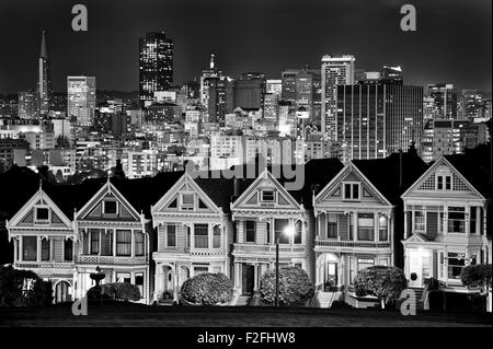 In stile vittoriano case sul Steiner Street con dall'alto in background, Alamo Square Park, Alamo Square, San Francisco, CA Foto Stock