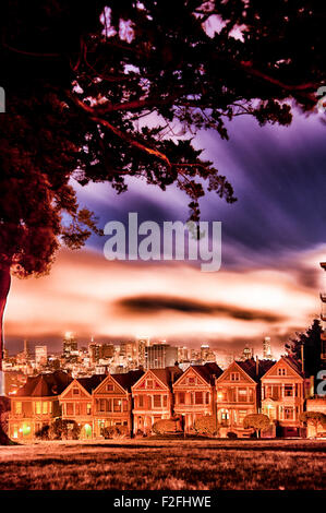 In stile vittoriano case sul Steiner Street con dall'alto in background, Alamo Square Park, Alamo Square, San Francisco, CA Foto Stock