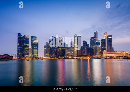 Lo skyline di Singapore il Marina Bay. Foto Stock