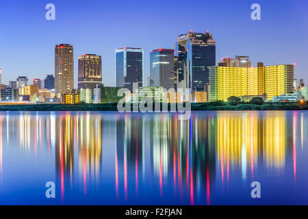 Osaka, Giappone skyline sul fiume Yodogawa. Foto Stock