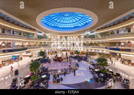La sala principale all'interno di Hartsfield-Jackson Atlanta International Airport. Foto Stock